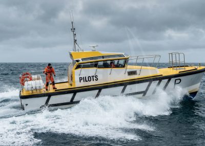 Render casco de práctico 12 m en PRFV con optimización hidrodinámica