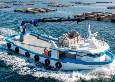Barco de acuicultura de 22 metros diseñado para trabajos profesionales en instalaciones marinas