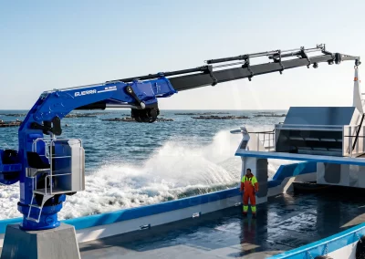 Barco de acuicultura de 22 metros diseñado para trabajos profesionales en instalaciones marinas
