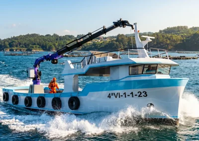 Barco de acuicultura de 22 metros diseñado para trabajos profesionales en instalaciones marinas